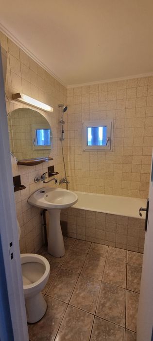Închiriez apartament cu 2 camere