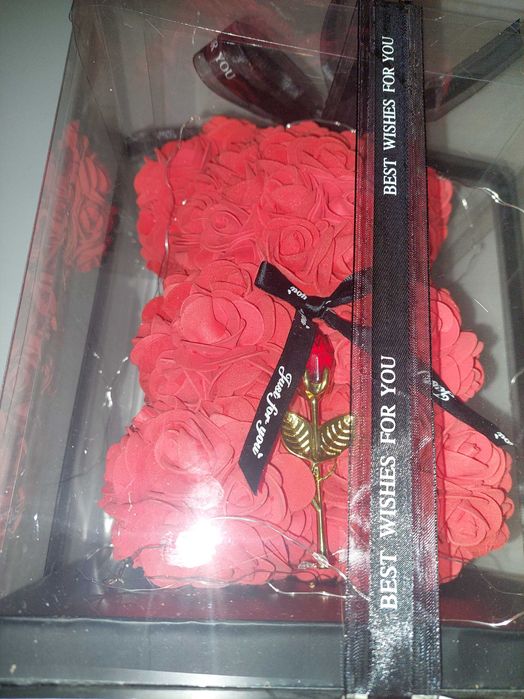 Ursulet rosu din trandafiri cu fundita la gat cu instalatie trandafir