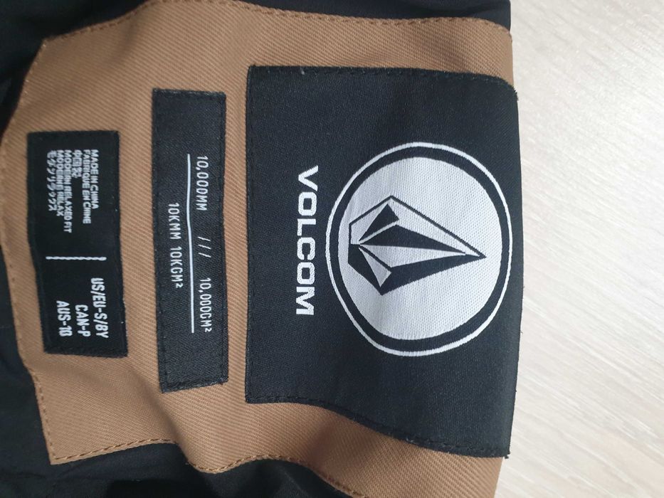 Продавам зимен екип Volcom за 8 г.