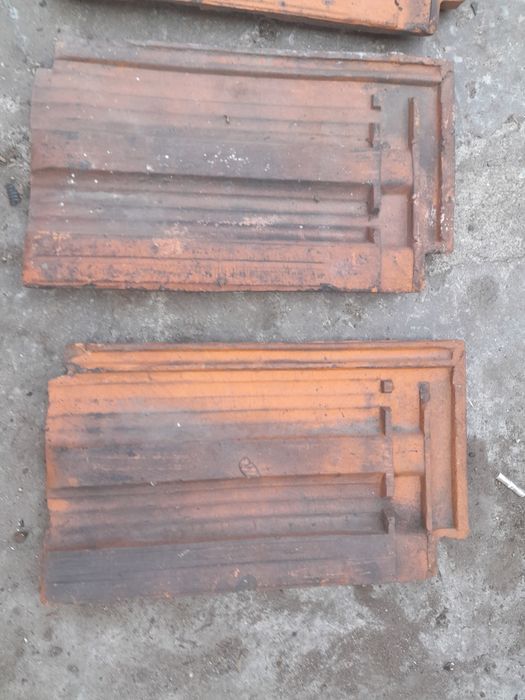 Țiglă veche, pietriș alb