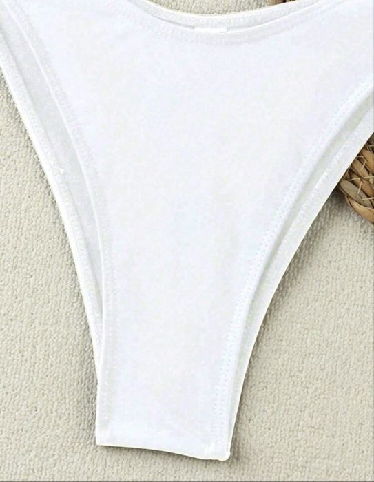 Бански костюм тренд бял