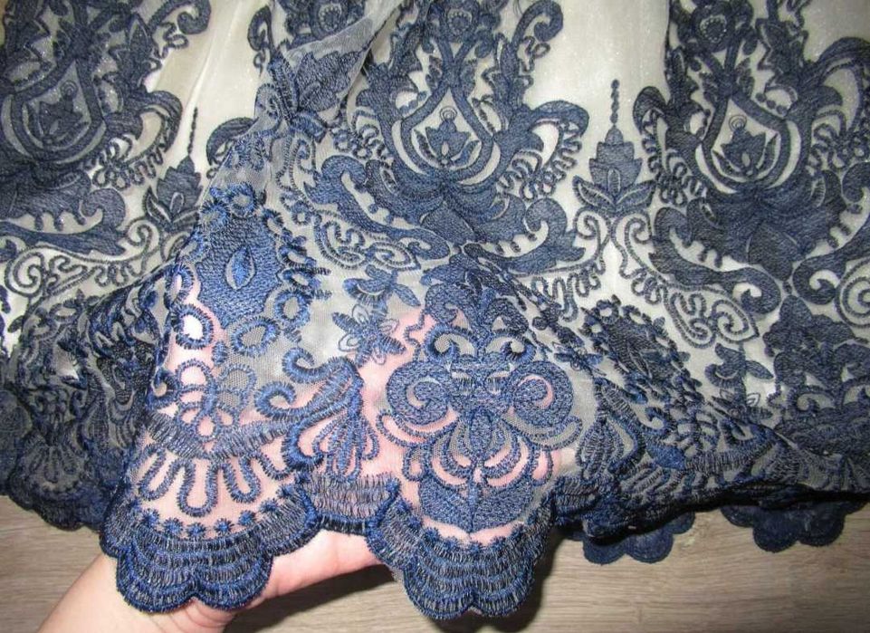 Елегантна официална рокля с бродирана дантела