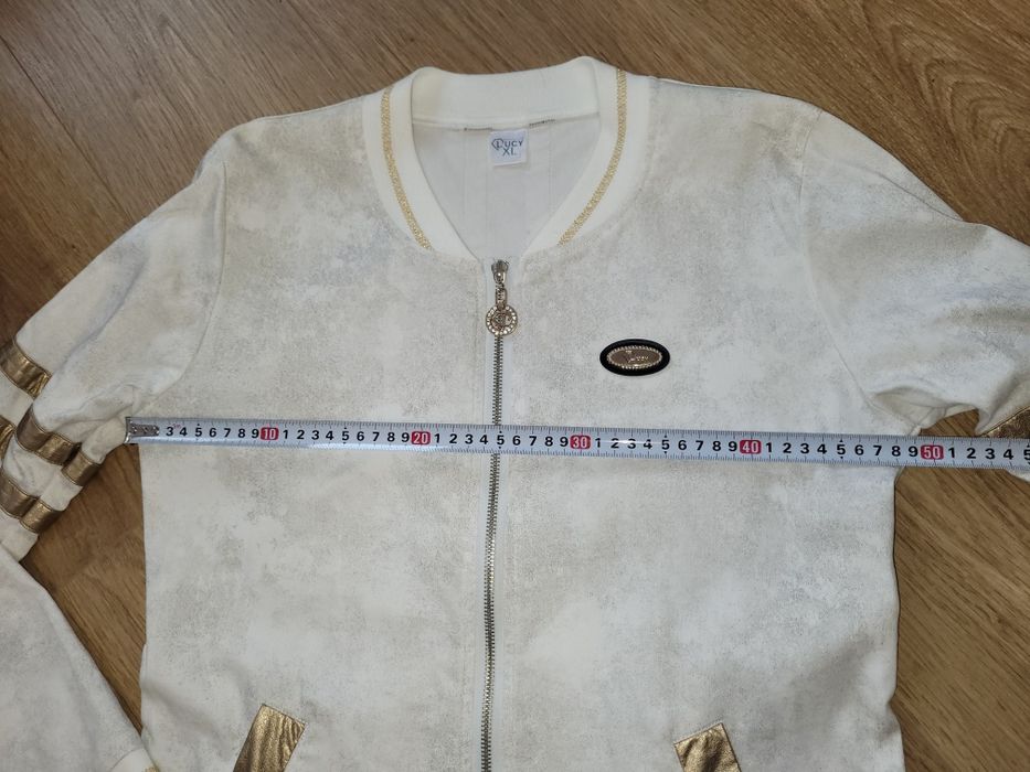 Бяло манто Lucy със златисти акценти