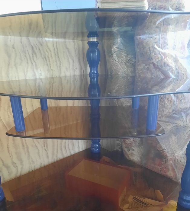 Продается тумба под телевизор, очень прочная , долго служит