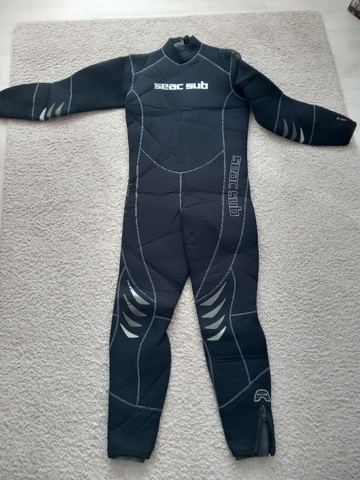 Vând costume pentru scufundări, diblverse mărimi și grosimi,noi,import