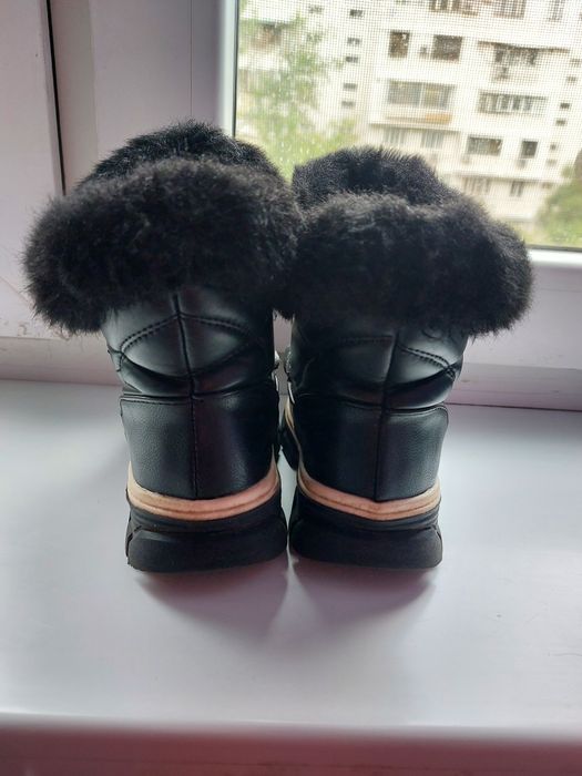 Сапожки на девочку в отличном состоянии.