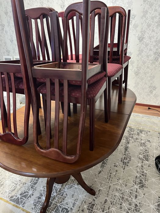 Стол и стулья для гостиной