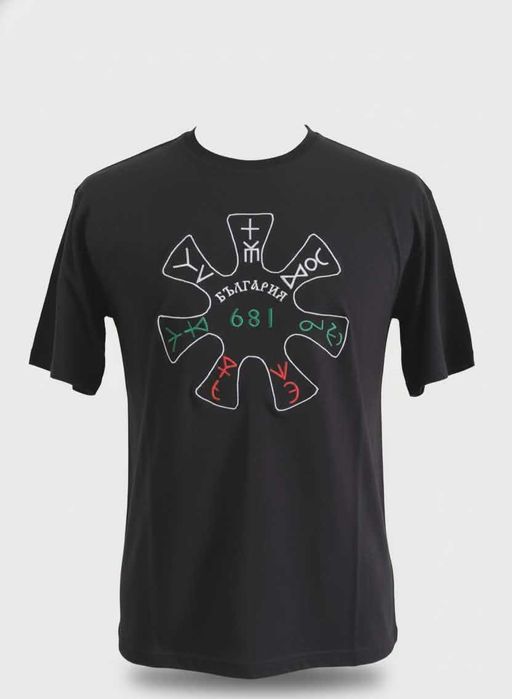Черна тениска с бродирана розетка с българското знаме