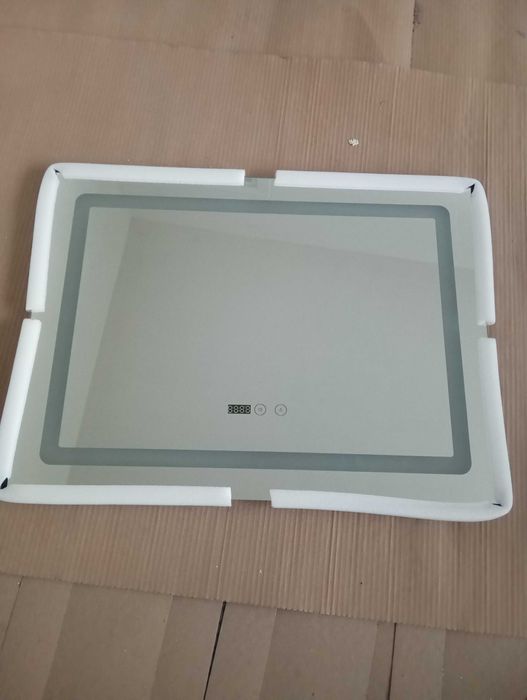 Огледало Makena 300.Размер 80/60 с функция лед осветление,часовник...