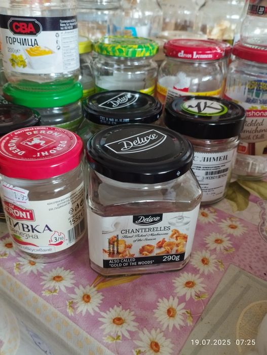 Стъклени буркани и бутилки