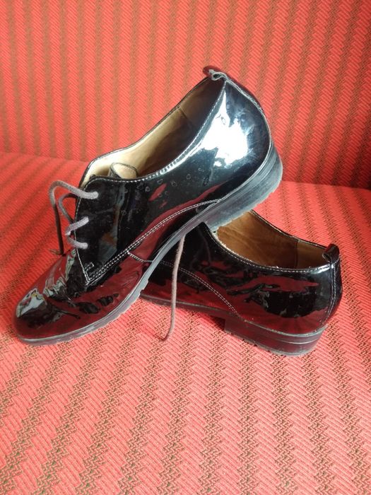 Pantofi din piele 100% si lăcuiți