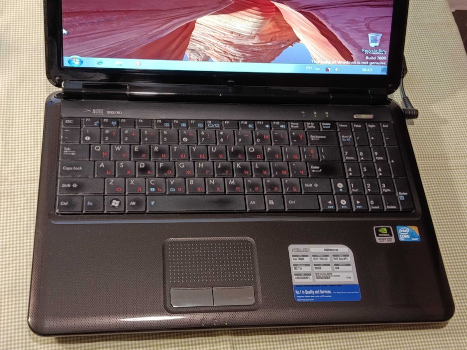 Лаптоп ASUS 15.6 // HD/LED
