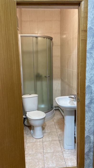 3ком кв состоит из 2 квар( 1ком 42 м и студ 33 м)