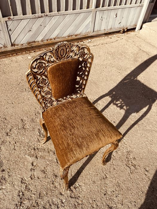 Луксозен бароков стол – метална рамка, златисто покритие, кадифе