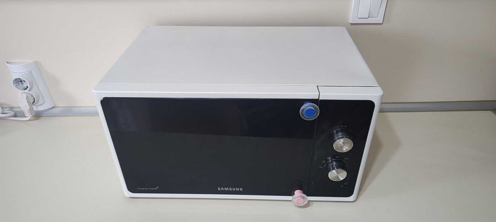 Продавам Микровълнова фурна Samsung MS23F301EAW 23л 800 W