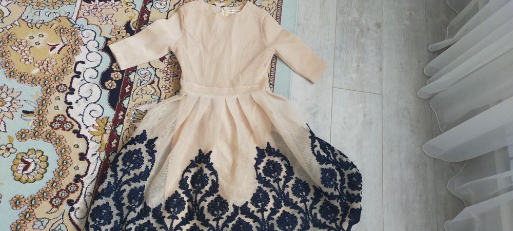 Бежевое плаье с черными розами