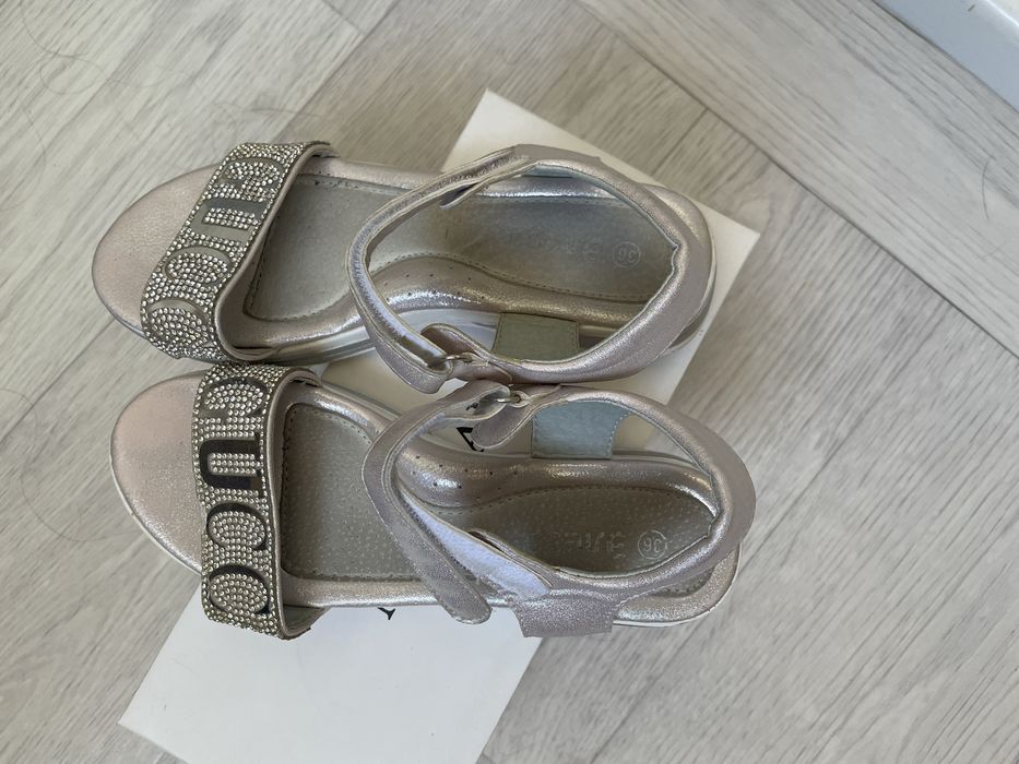 Продам туфли для девочек 12-14 лет дешево