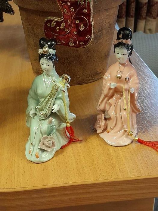 Продам  фарфоровые  статуэтки