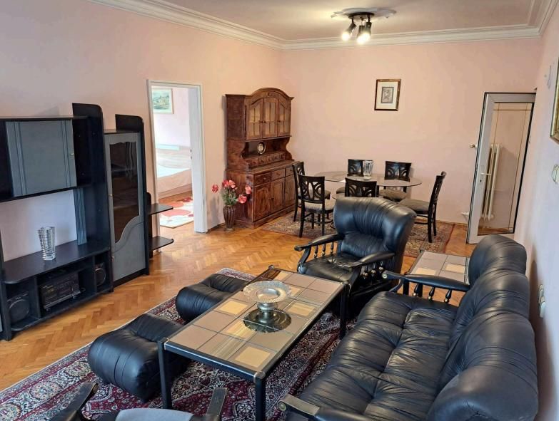 Дава се под наем Тристаен апартамент в София, Център - 100 кв.м за 650 € - Снимка #1