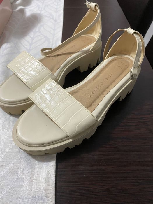 Incaltaminte purtată o singură dată