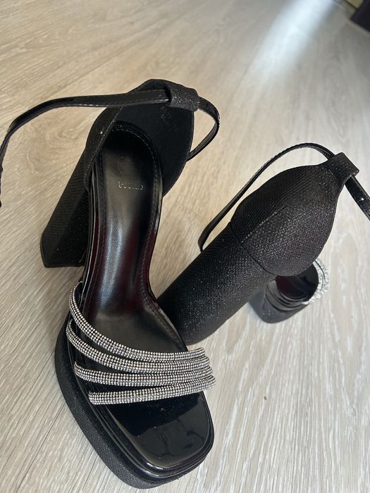 Рокля размер М и токчета 39 номер