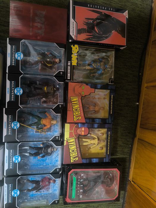 Екшън фигури(Invincible,DC,alien,predator)