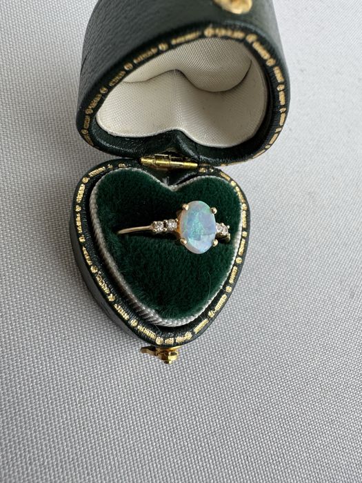 Inel din aur, opal si diamante