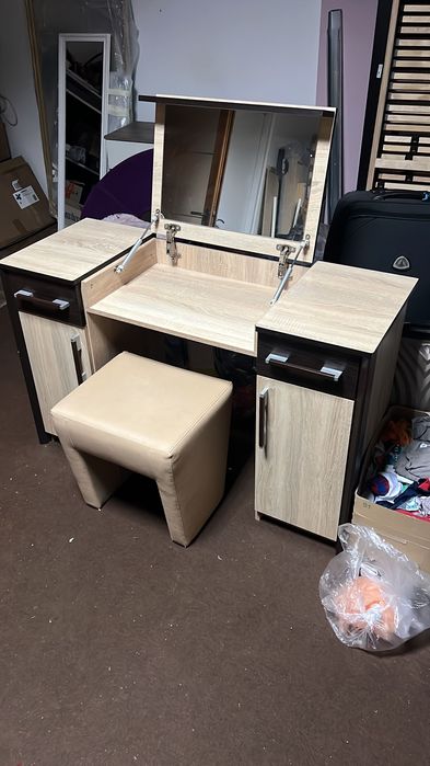 Măsuța make UP cu taburet inclus