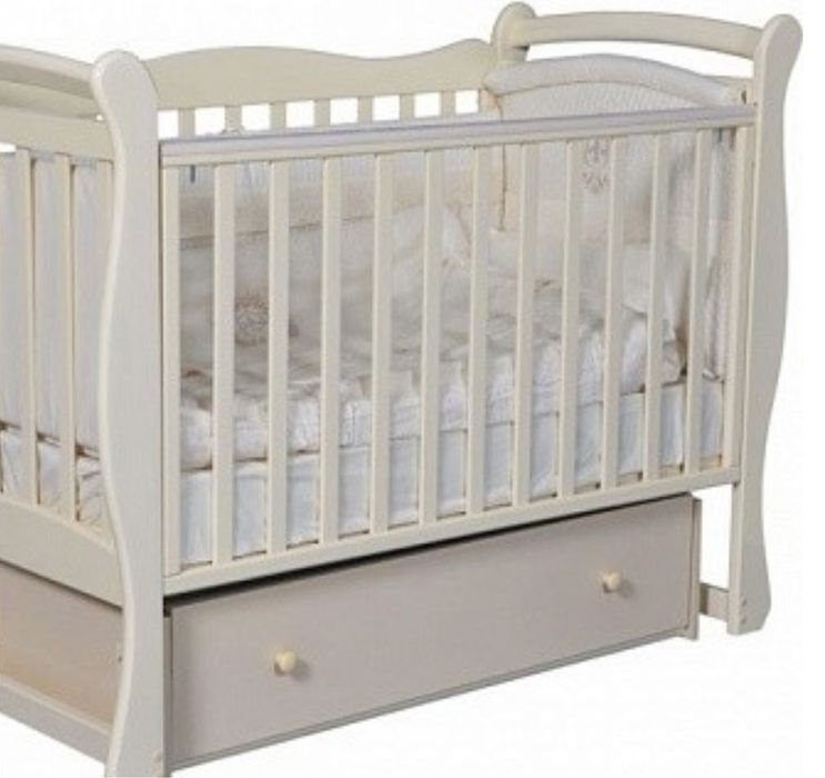 Продам детскую кроватку с матрасом и комодом