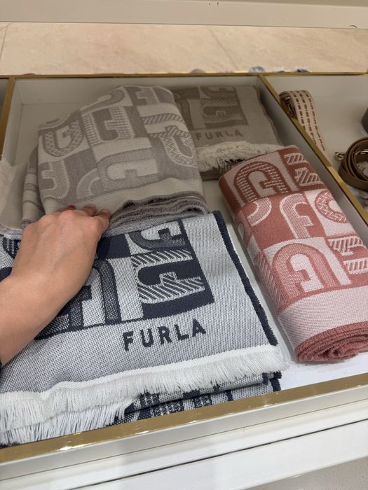 Продавам шал furla