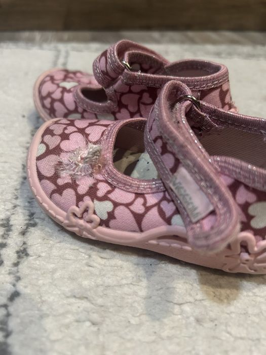 Три чифта пантофи 25 лв