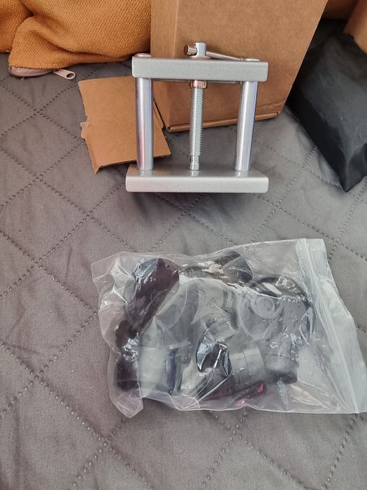 Vând 2 prese profesionale pentru schimbare baterie ceasuri