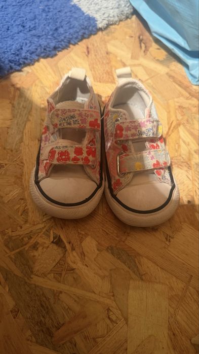 Tenesi converse fetite