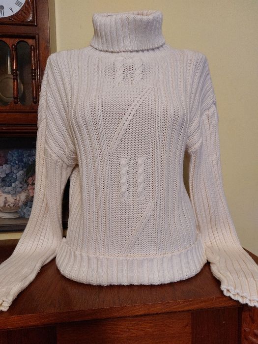 Pulover clasic de iarna , calduros, cu torsade si guler pe gat