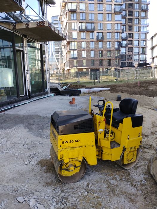 Бобкат/палетни вилици/скеле/контеинери/валяк