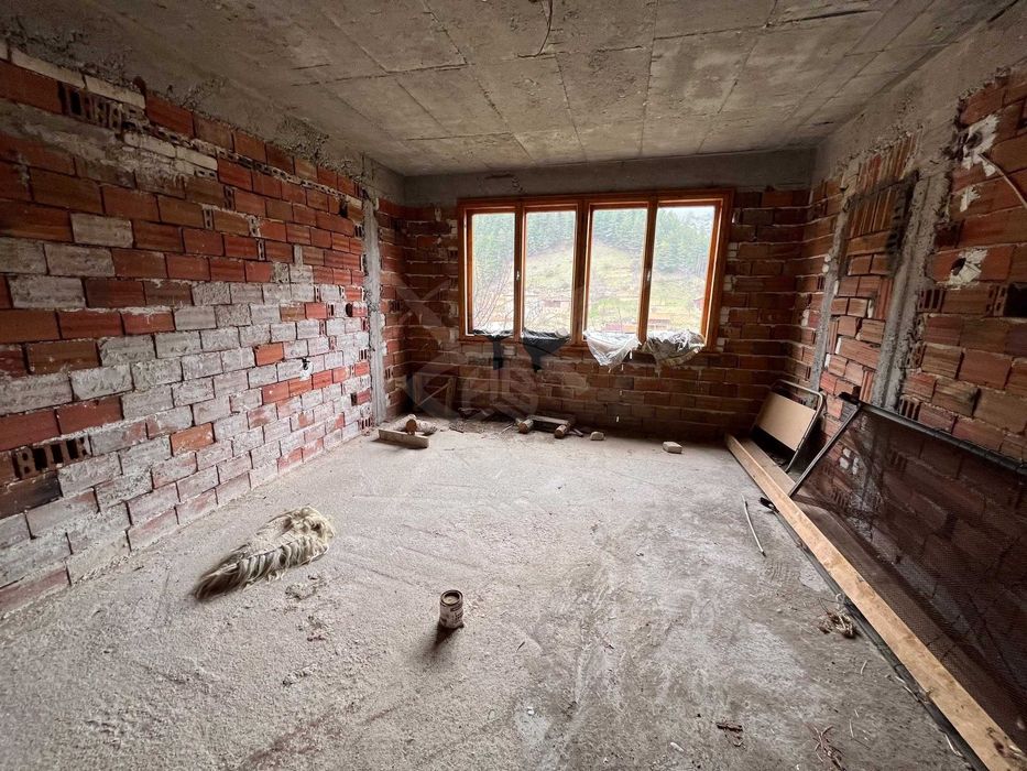 Четириетажна къща с гледка в Забърдо