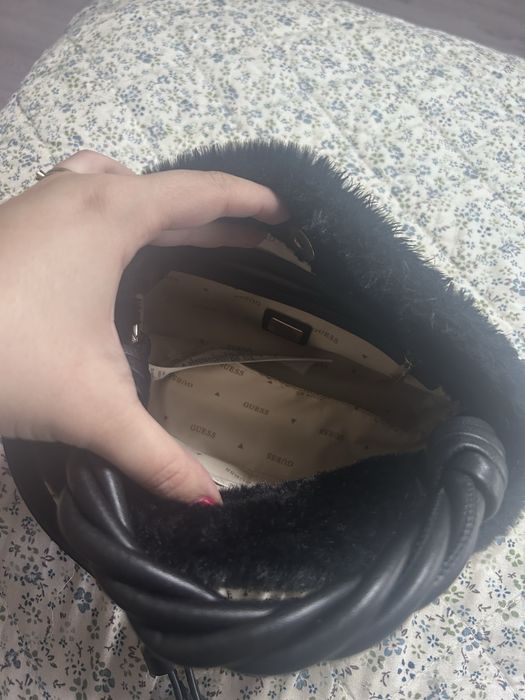 Пухена чанта Guess