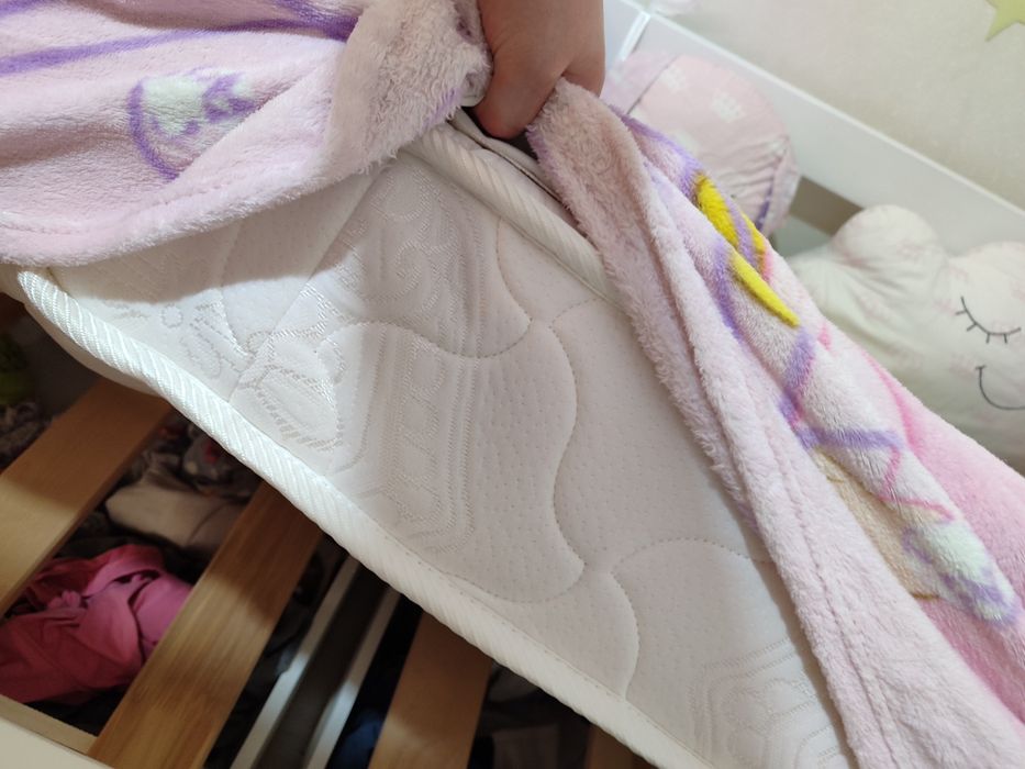 Продам кровать домик с ящиками и матрасом