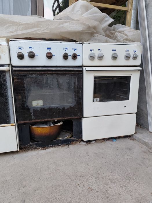 Продаются холодильники 2 штуки и газ плиты 3 штуки.