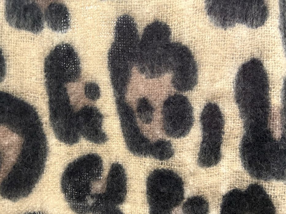 Шал с леопардов принт