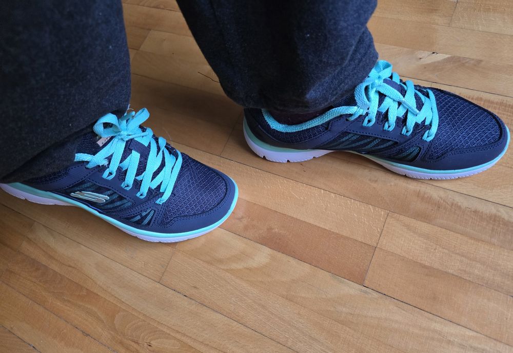 Adidasi Skechers 37