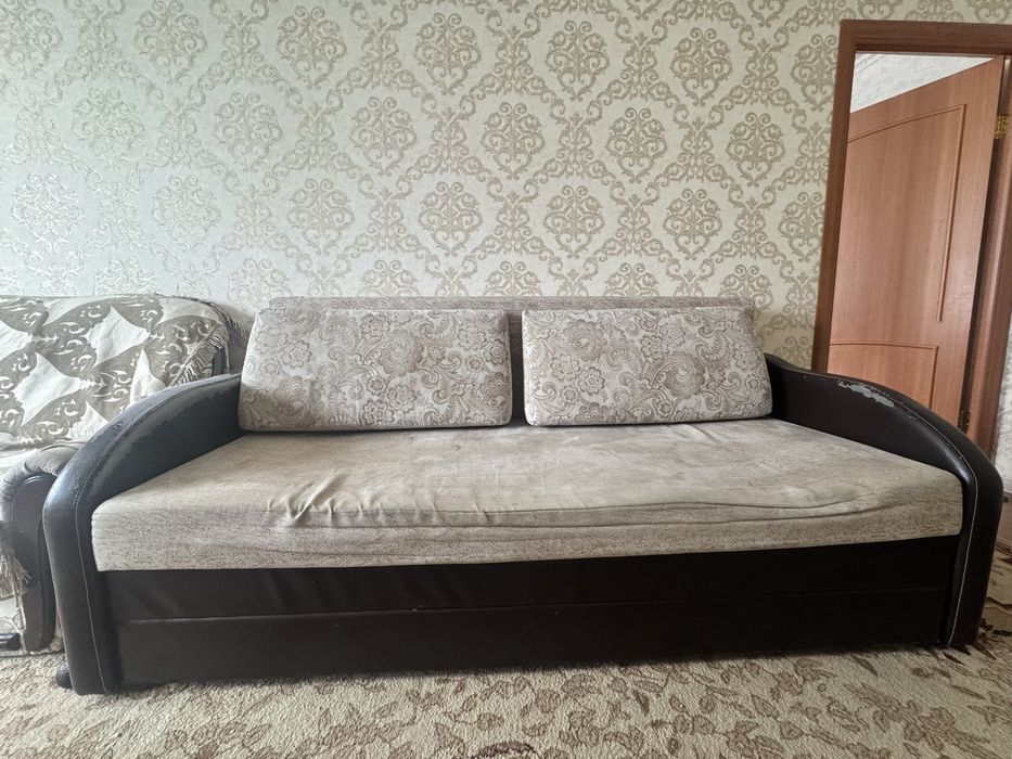 Отдам банки,диван,игрушки