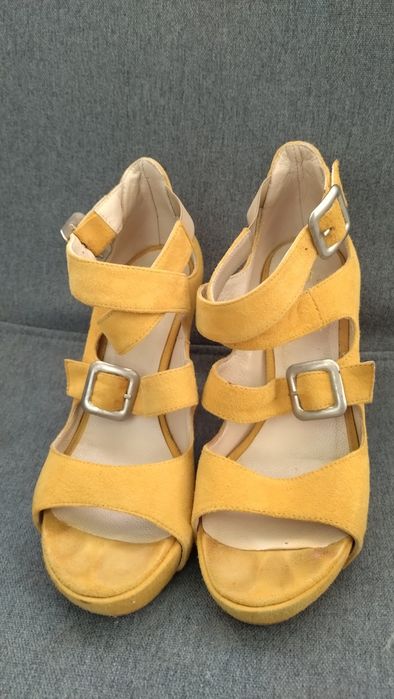 Sandale galbene mărimea 34