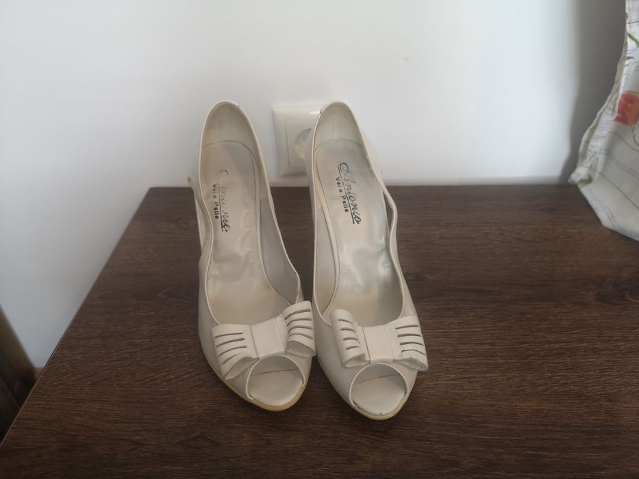 Pantofi albi din piele naturala marimea 37