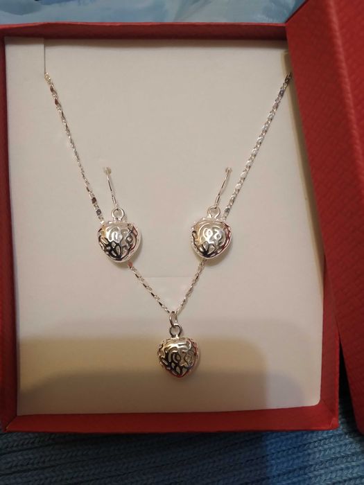 Нов, дамски сребърен комплект- гривна и колие с цветя/ сърца/.В кутия.