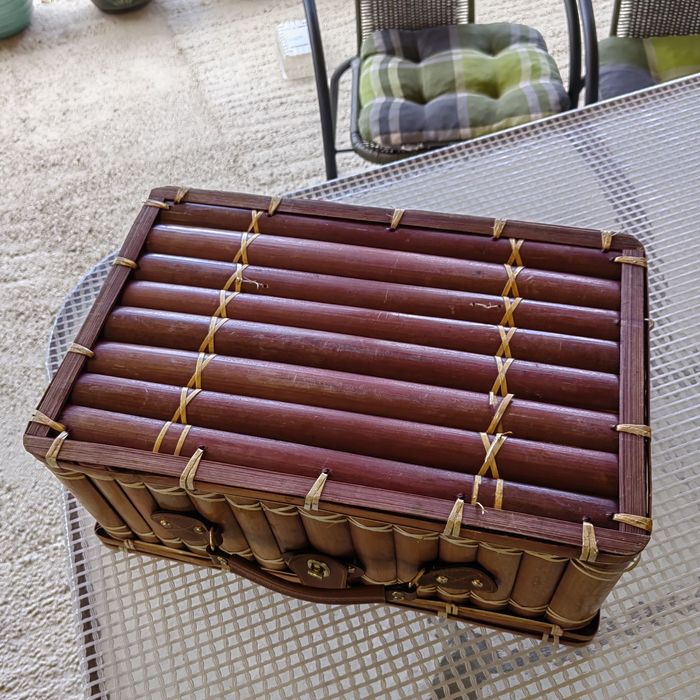 Cos picnic din bambus pentru doua persoane.