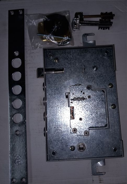 Тристранна заключваща се брава за входна врата.