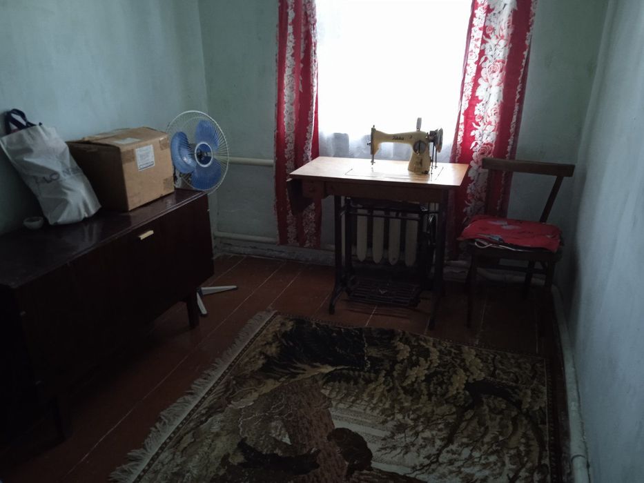 Жилой дом и участок, все коммуникации в доме есть.