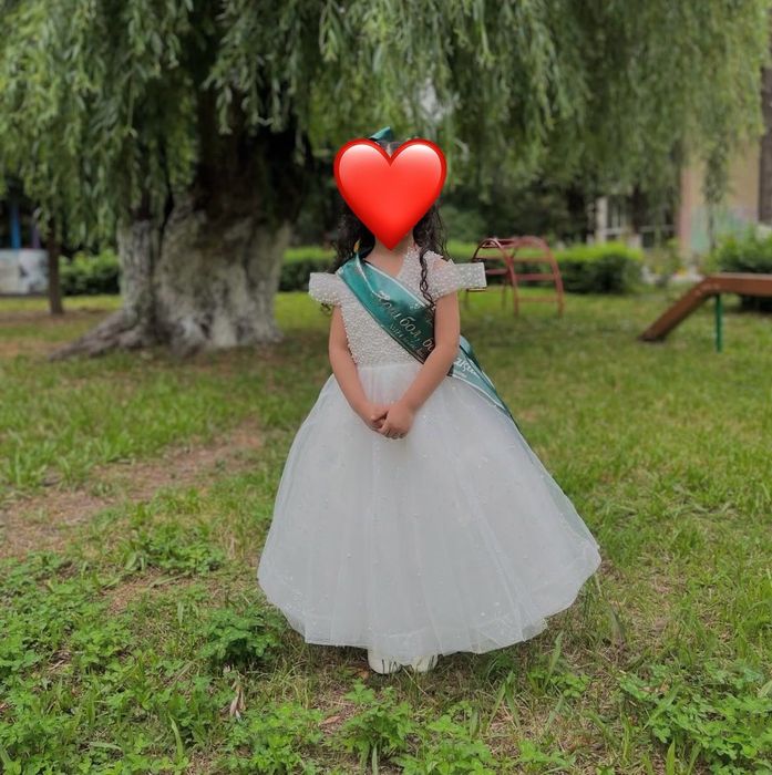 Белое платье пышное почти новая одевали только один раз на утренник