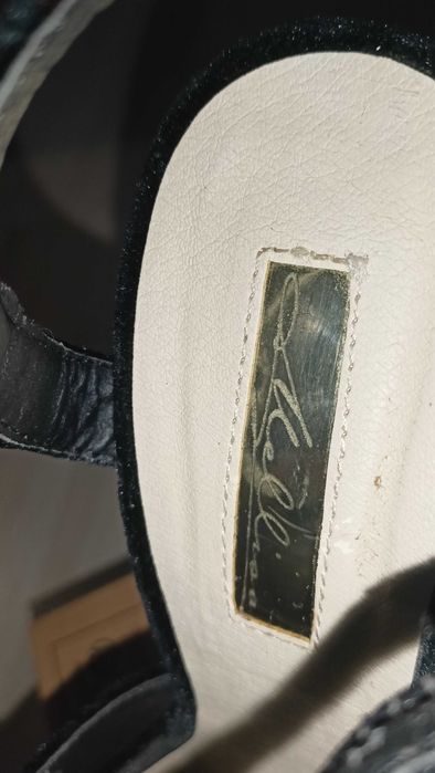 Елегантни черни кадифени сандали на платформа - Обувани само веднъж!